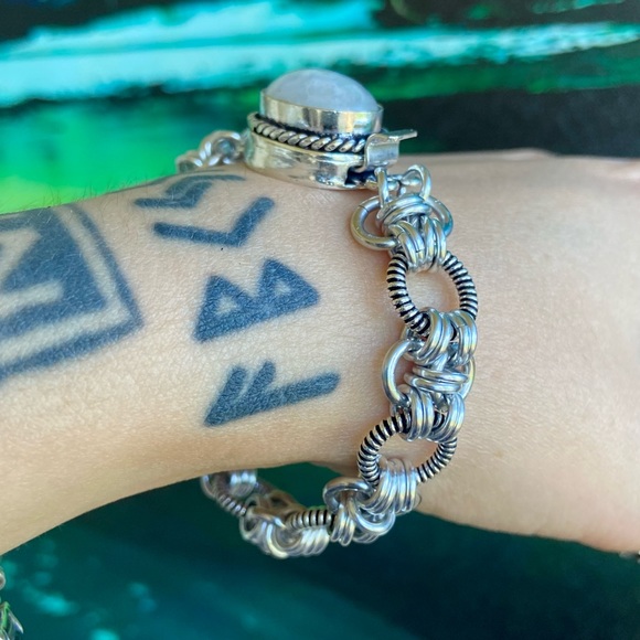 Maille moonstone bracelet . Handmade maille chain & genuine moonstone gem clasp - Picture 5 of 16